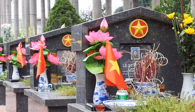 Nghĩa trang Liệt sĩ Nhổn có 2.153 ngôi mộ Liệt sĩ đã hy sinh trong cả bốn thời kỳ: kháng chiến chống Pháp, kháng chiến chống Mỹ, chiến tranh biên giới phía Bắc và thời bình. Nghĩa trang xây dựng từ những năm 1950.