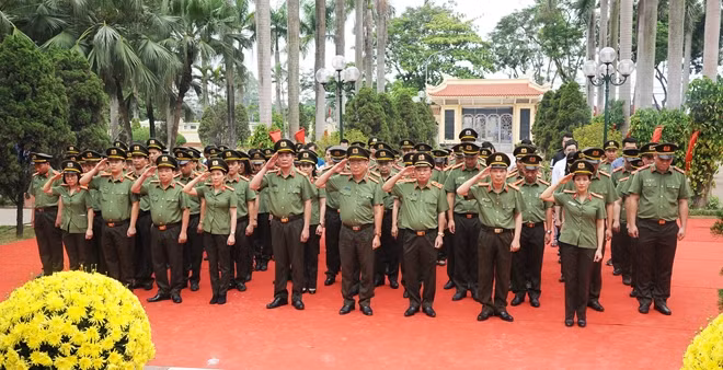 Trung tướng Mai Văn Hà, Cục trưởng Cục Truyền thông CAND cùng cán bộ, chiến sĩ, nhân viên kính cẩn nghiêng mình trước hương hồn đời đời bất tử của các Anh hùng Liệt sĩ, Mẹ Việt Nam Anh hùng.