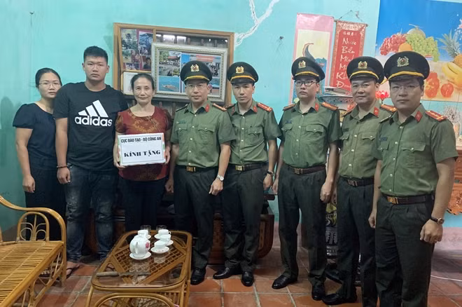 Thượng tá Nguyễn Anh Tuấn, Phó Cục trưởng Cục Đào tạo và Đoàn công tác đến thăm hỏi, động viên các gia đình chính sách Công an trên địa bàn tỉnh Hà Giang: Gia đình liệt sĩ Công an Đỗ Xuân Dũng, gia đình liệt sĩ Công an Phạm Đình Chiến, thương binh Công an Lục Trọng Biên.