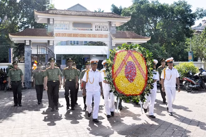Đoàn cán bộ, giáo viên và học viên Nhà trường dâng hoa, dâng hương tại nghĩa trang liệt sỹ thị trấn Hồ.