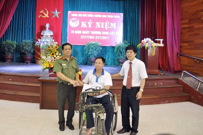 Đoàn công tác thăm hỏi, tặng quà các đồng chí thương bệnh binh tại Trung tâm điều dưỡng thương bệnh binh huyện Thuận Thành.