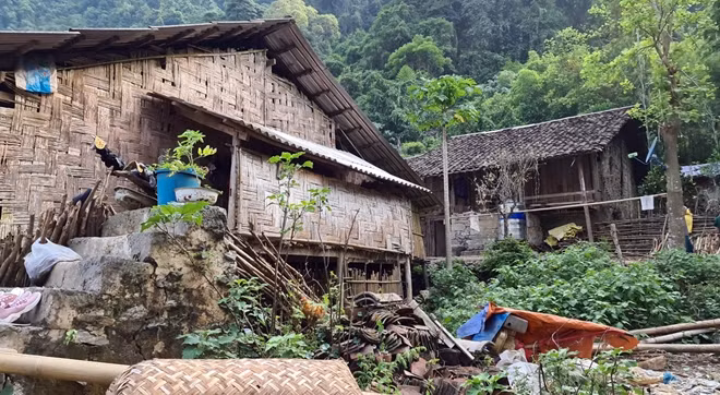 Các hộ Đoàn công tác tới thăm hỏi đều thuộc diện gia đình có hoàn cảnh khó khăn, sinh sống lưng chừng núi rừng...