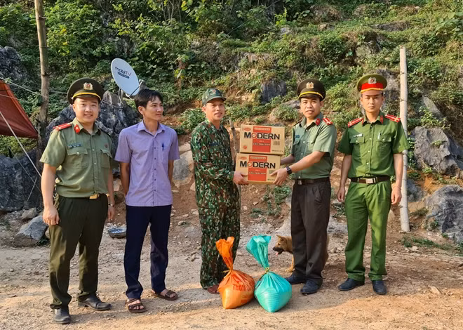 Đoàn công tác tới thăm hỏi, trao quà, động viên các chốt trực phòng chống dịch lưng chừng núi.
