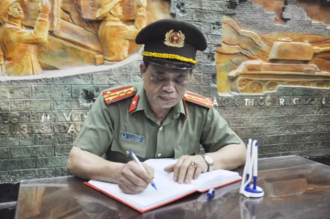 Đại tá Đặng Vũ Hạnh, Phó Hiệu trưởng Nhà trường viết cảm tưởng tại Nhà bảo tàng Thành cổ Quảng Trị.