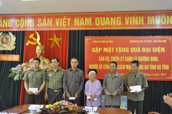 Đoàn công tác trao quà tặng thương binh, thân nhân các gia đình liệt sỹ đang công tác tại Công an tỉnh Hà Tĩnh.
