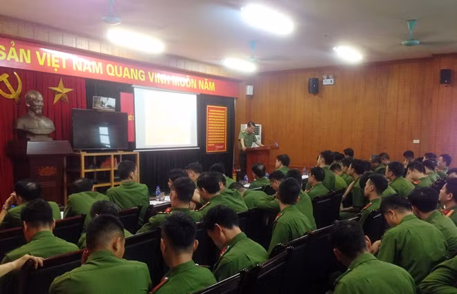 Buổi tập huấn nhằm nâng cao nhận thức, văn hóa ứng xử cho cán bộ, chiến sĩ trong giao tiếp và thực hiện nhiệm vụ.