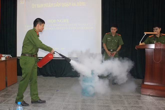 Cán bộ, chiến sĩ PCCC số 2 hướng dẫn sử dụng bình chữa cháy.