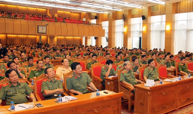 Các đại biểu tham dự buổi báo cáo thời sự.