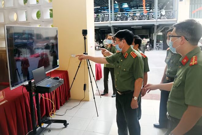 Thứ trưởng Bùi Văn Nam kiểm tra hệ thống đo thân nhiệt phục vụ công tác phòng, chống dịch bệnh COVID-19 tại Khu vực bỏ phiếu số 7.