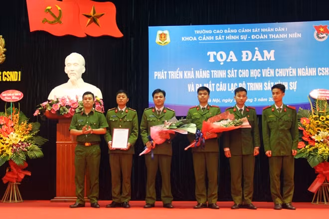 Thiếu tá, Tiến sỹ Nguyễn Chí Thành, Trưởng khoa Cảnh sát hình sự tặng hoa chúc mừng Ban chủ nhiệm CLB Trinh Sát hình Sự.
