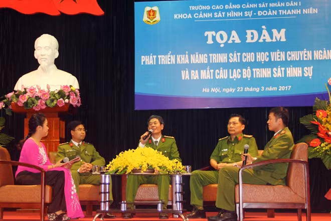 Các đại biểu khách mời tham gia tọa đàm trao đổi những thắc mắc của học viên.