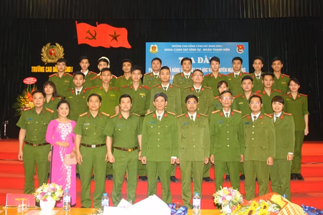 Các đại biểu, khách mời tham dự buổi tọa đàm và ra mắt CLB Trinh Sát hình Sự.