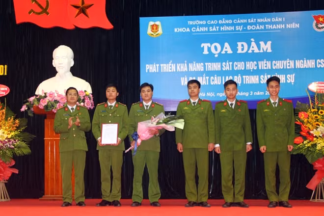 Thượng úy Hoàng Ngọc Huân, Bí thư Đoàn trường trao quyết định thành lập và tặng hoa chúc mừng Ban chủ nhiệm CLB Trinh Sát hình Sự.