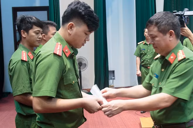 Đại tá Võ Hữu Canh, Hiệu trưởng nhà trường trao bằng tốt nghiệp cho học viên khóa K11 niên khóa 2015 - 2017.