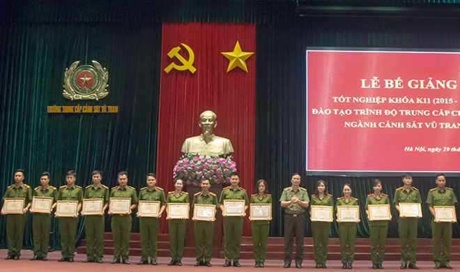 Thiếu tướng Hoàng Minh Giám trao bằng tốt nghiệp cho học viên khóa K11 niên khóa 2015 - 2017.