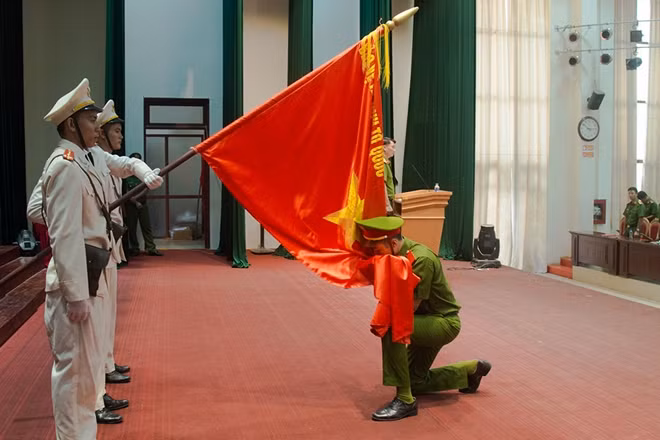Học viên khóa K11 làm lễ tuyên thệ trong Lễ bế giảng.