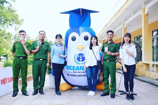 Dương Hải Anh cùng các thành viên trong CLB Tiên Phong Cảnh sát trẻ tham gia tuyên truyền Luật Giao thông cho các em nhỏ tại Bắc Ninh.