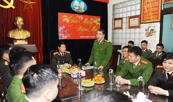 Trung tá Nguyễn Lê Hoàng, Trưởng Công an phường Cửa Nam báo cáo tình hình trực Tết với đồng chí Thứ trưởng Bùi Văn Nam và đoàn công tác.