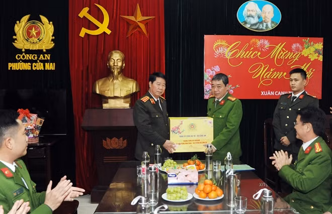 Thứ trưởng Bùi Văn Nam trao quà tặng Công an phường Cửa Nam nhân dịp Tết Nguyên đán Canh Tý 2020.