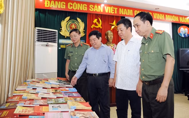 Các đại biểu tại khu vực trưng bày các đầu sách lý luận, chính trị.