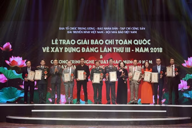 Đồng chí Trương Thị Mai và đồng chí Võ Văn Thưởng trao giải B tặng các tác giả đoạt giải.