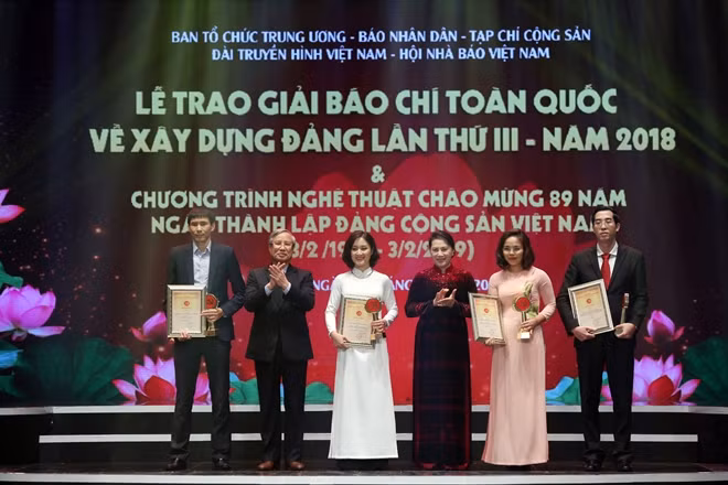 Đồng chí Nguyễn Thị Kim Ngân và đồng chí Trần Quốc Vượng trao giải A tặng các tác giả đoạt giải.