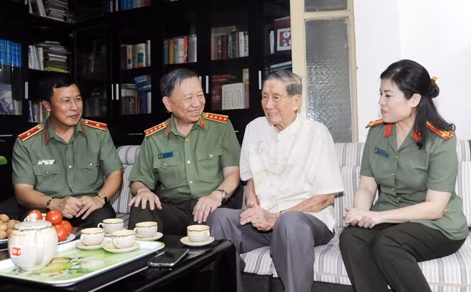 Bộ trưởng Tô Lâm trò chuyện thân mật với Nhạc sĩ Phạm Tuyên.