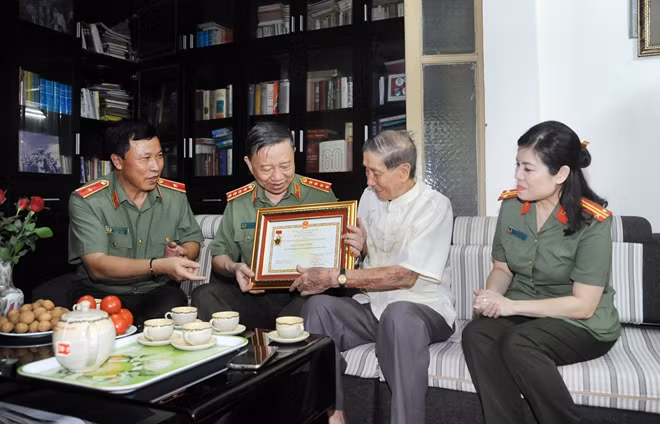 Bộ trưởng Tô Lâm thăm hỏi và trao Kỷ niệm chương “Bảo vệ an ninh Tổ quốc” tặng Nhạc sỹ Phạm Tuyên.