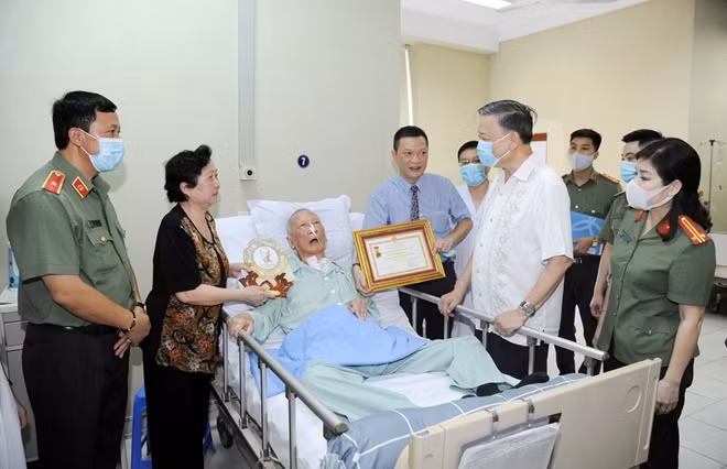Bộ trưởng Tô Lâm thăm hỏi sức khỏe NSND Trọng Bằng.