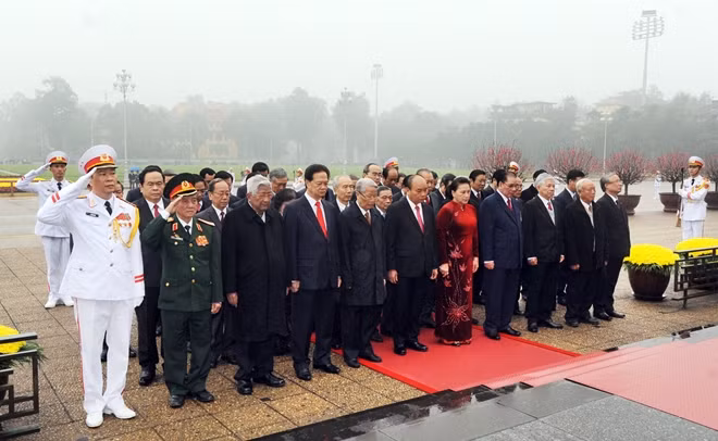 Các đồng chí lãnh đạo Đảng, Nhà nước, Mặt trận Tổ quốc Việt Nam dành phút tưởng niệm bày tỏ lòng thành kính, tưởng nhớ công lao to lớn của Chủ tịch Hồ Chí Minh.
