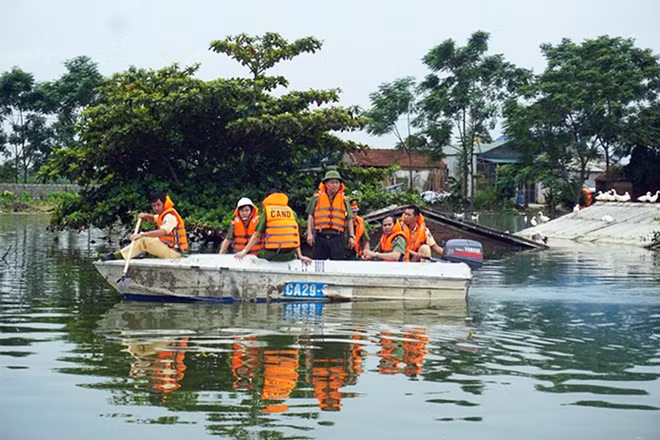 Đoàn Công tác kiểm tra công tác ứng phó với ngập úng, mưa lũ và khu vực đê sung yếu tại huyện Chương Mỹ.