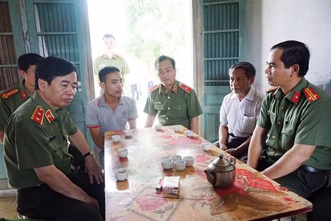 Trung tướng Phạm Quang Cử đến thăm hỏi, động viên và chia sẻ với gia đình có người thân bị thiệt mạng.