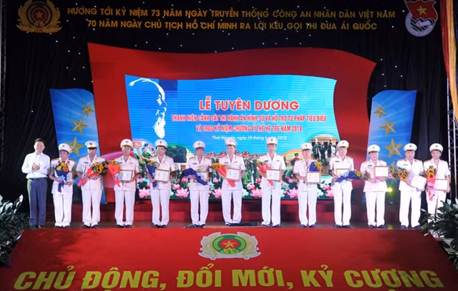 Đồng chí Cao Hồng Hưng, Phó Trưởng Ban Đoàn kết tập hợp Trung ương Đoàn trao Kỷ niệm chương “Vì thế hệ trẻ” tặng các đồng chí lãnh đạo có những đóng góp cống hiến trong sự nghiệp giáo dục thế hệ trẻ.