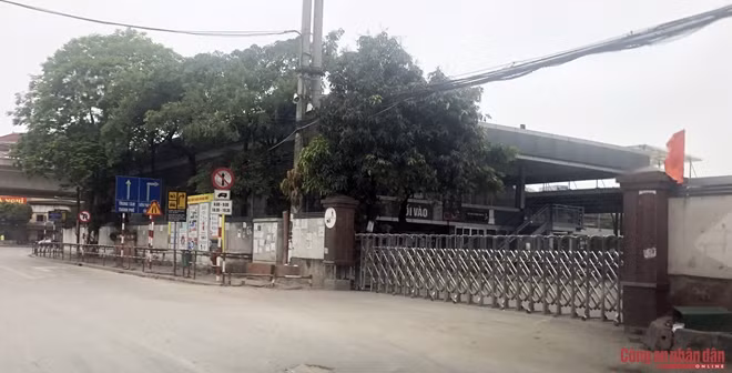 Tuy khu vực vắng bóng các hàng quán kinh doanh nhưng công việc của CBCS trên địa bàn không vì thế mà bớt phần vất vả.