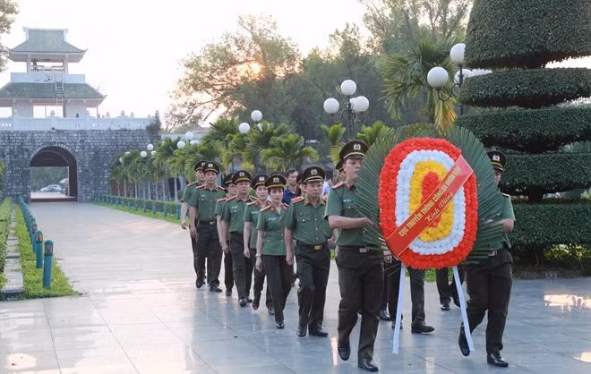 Trung tướng Mai Văn Hà và Đoàn công tác dâng hương tưởng niệm các anh hùng, liệt sỹ.