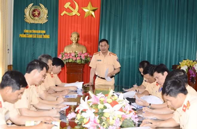 Trung tá Nguyễn Hữu Dũng, Trưởng phòng CSGT chỉ đạo lực lượng CSGT Nam Định quyết tâm thực hiện có hiệu quả các chỉ đạo của Cục CSGT và Giám đốc Công an tỉnh.