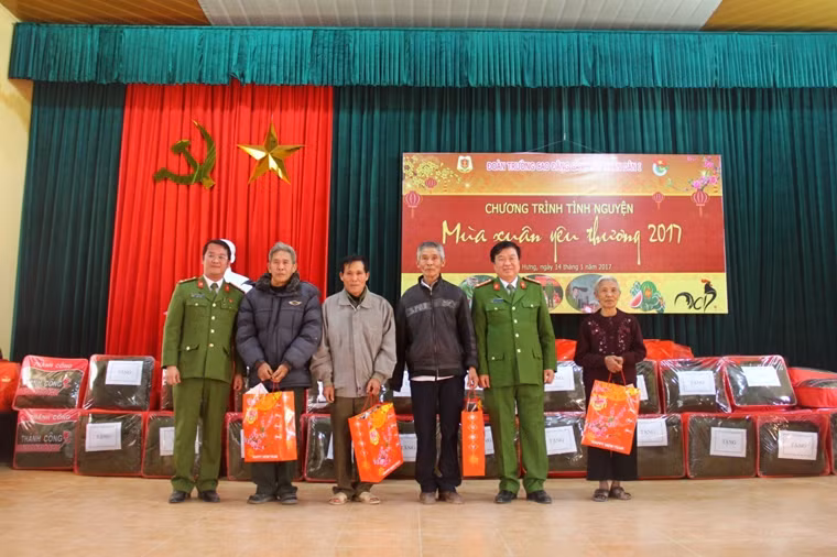 Mang Xuân sớm đến với đồng bào biên giới Việt - Lào ảnh 11