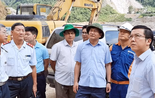 Lãnh đạo UBND Tỉnh Điện Biên đi kiểm tra và chỉ đạo công tác cứu nạn, cứu hộ trực tiếp tại hiện trường.