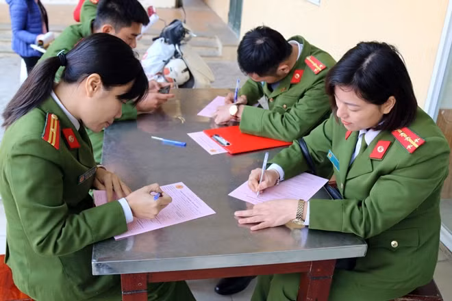 Ngày hội hiến máu thu hút đông đảo cán bộ, thầy cô giáo trong nhà trường.