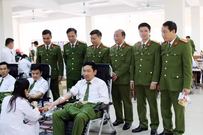 Lãnh đạo nhà trường tới thăm hỏi, động viên cán bộ, chiến sĩ, học viên nhà trường tham gia hiến máu tình nguyện.
