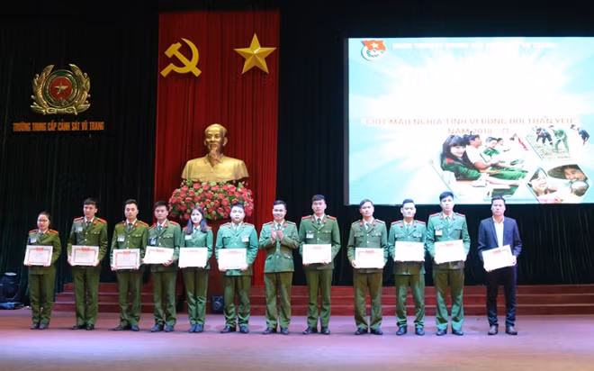 Nhiều tập thể, cá nhân được khen thưởng trong phong trào hiến máu tình nguyện.