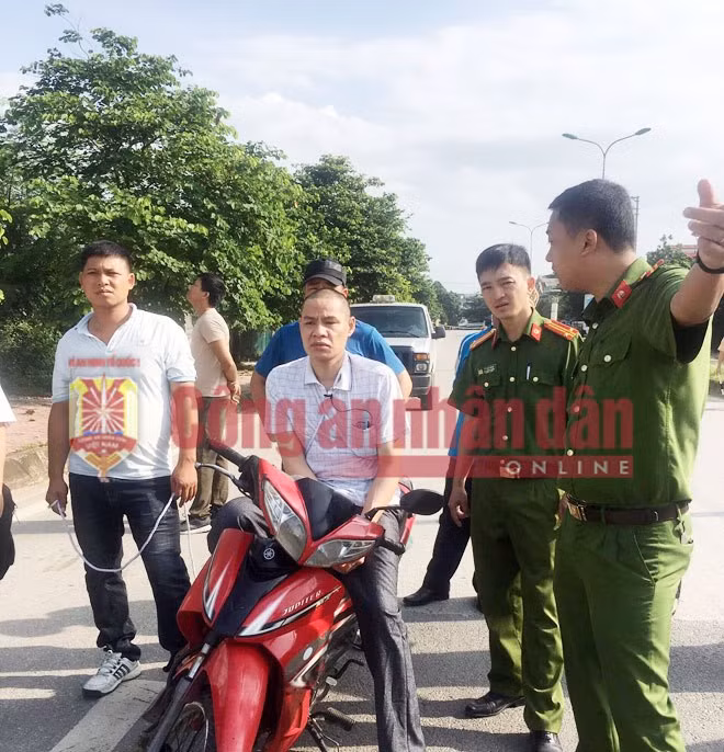Đối tượng Vì Văn Toán (ngồi trên xe máy) tại buổi thực nghiệm hiện trường sáng nay 18-7.