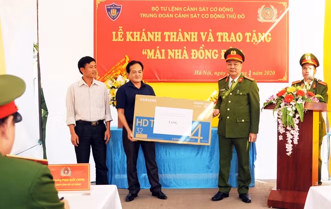 Món quà từ sự sẻ chia tình cảm của đồng chí, đồng đội nhằm giúp cán bộ còn gặp nhiều khó khăn sớm ổn định cuộc sống.