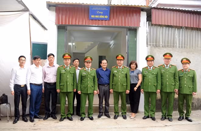 Trung tướng Phạm Quốc Cương cùng chính quyền địa phương đã thăm hỏi, động viên và bàn giao nhà “Mái ấm đồng đội” cho gia đình Trung tá Phạm Văn Tôn.