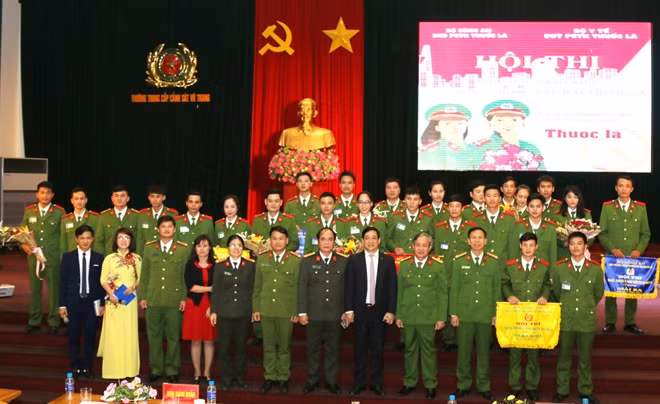 Ban tổ chức và các đội thi tìm hiểu, sáng kiến về phòng chống tác hại thuốc lá.