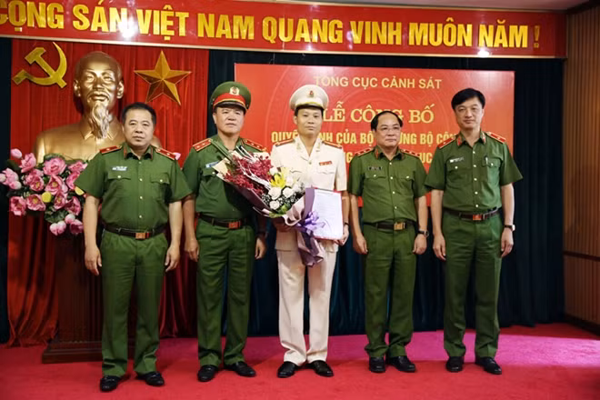 Trung tướng Trần Văn Vệ và các đồng chí lãnh đạo Tổng cục Cảnh sát chúc mừng Đại tá Trần Ngọc Hà được tín nhiệm giao phó trọng trách mới, Cục trưởng Cục Cảnh sát hình sự.