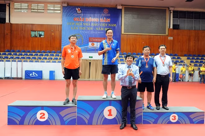 Ban Tổ chức trao giải cho các VĐV đạt thành tích cao.