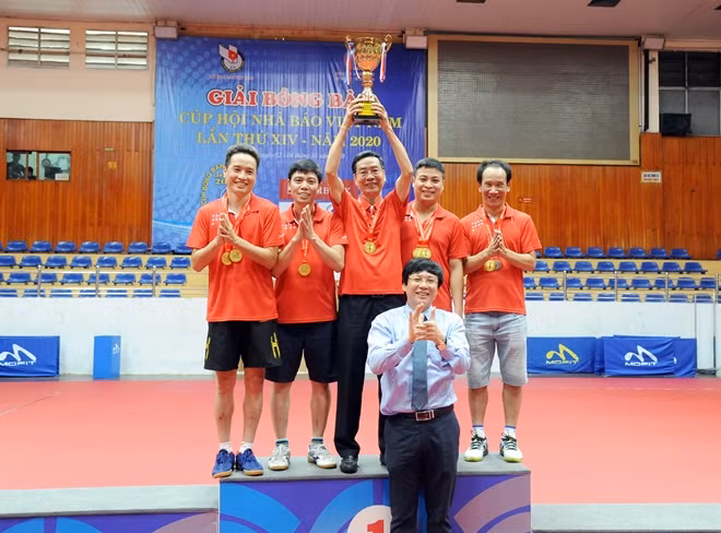 Ông Hồ Quang Lợi, Phó Chủ tịch Thường trực Hội Nhà báo Việt Nam trao Cúp vô địch đồng đội nam cho Liên Chi hội Nhà báo Bộ Công an.