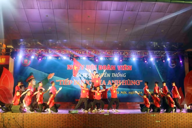 Các chương trình nghệ thuật diễn ra sôi nổi.