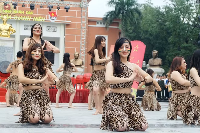 Các phần thi dân vũ luôn hấp dẫn và thú vị, được tất cả các đội thi cũng như các bạn sinh viên mong đợi.